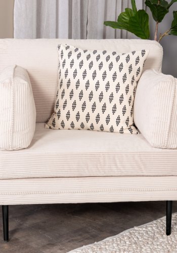 VENTURE DESIGN Boom Sessel, mit Armlehnen – beiger Samt und schwarzer Stahl