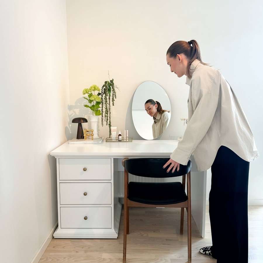 
TVILUM Paris skrivebord - rektangulært, hvid laminat, med 3 skuffer
