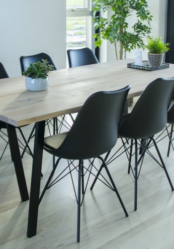 HOUSE NORDIC Oslo spisestol - svart kunstskinn og plast med sorte stlben
