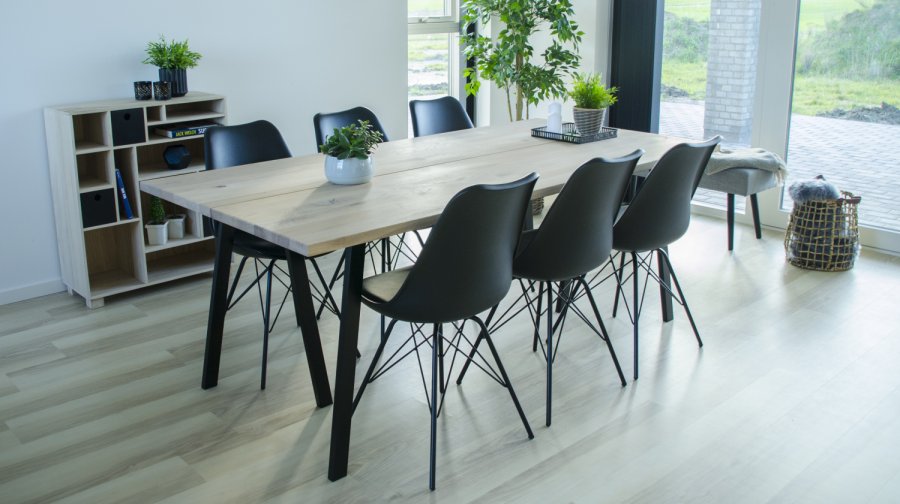 HOUSE NORDIC Oslo spisestol - svart kunstskinn og plast med sorte stlben