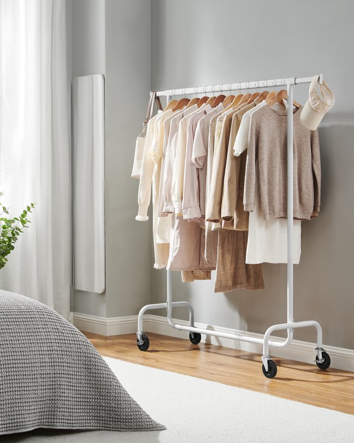 SONGMICS kl&auml;dst&auml;llning med hjul, kraftig kl&auml;dst&auml;llning med utdragbar upph&auml;ngningsst�ng, 130 kg lastkapacitet, 45 x (110-150) x 160 cm, f&ouml;rkromad, mattvit UHSR011W01
