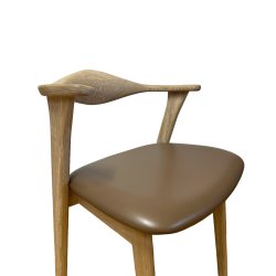 Designer spisebordsstol, m. armln - lys brun lder og massivt hvidolieret egetr