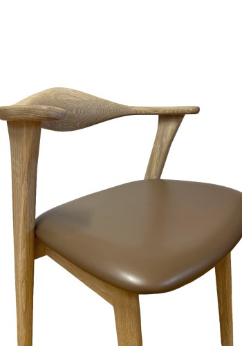 Designer-Esszimmerstuhl mit Armlehnen – hellbraunes Leder und massive weiß geölte Eiche