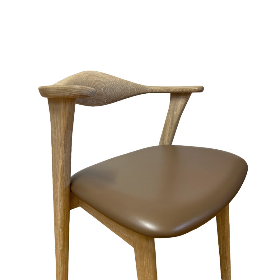 Designer-Esszimmerstuhl mit Armlehnen – hellbraunes Leder und massive weiß geölte Eiche