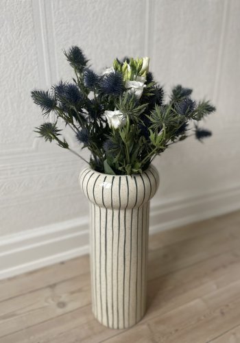 OYOY LIVING Aki Vase - Mrkegrnt steinty