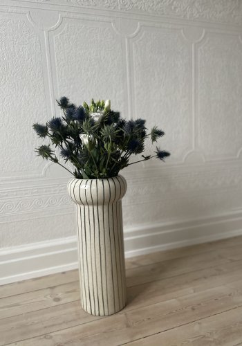 OYOY LIVING Aki Vase - Mrkegrnt steinty