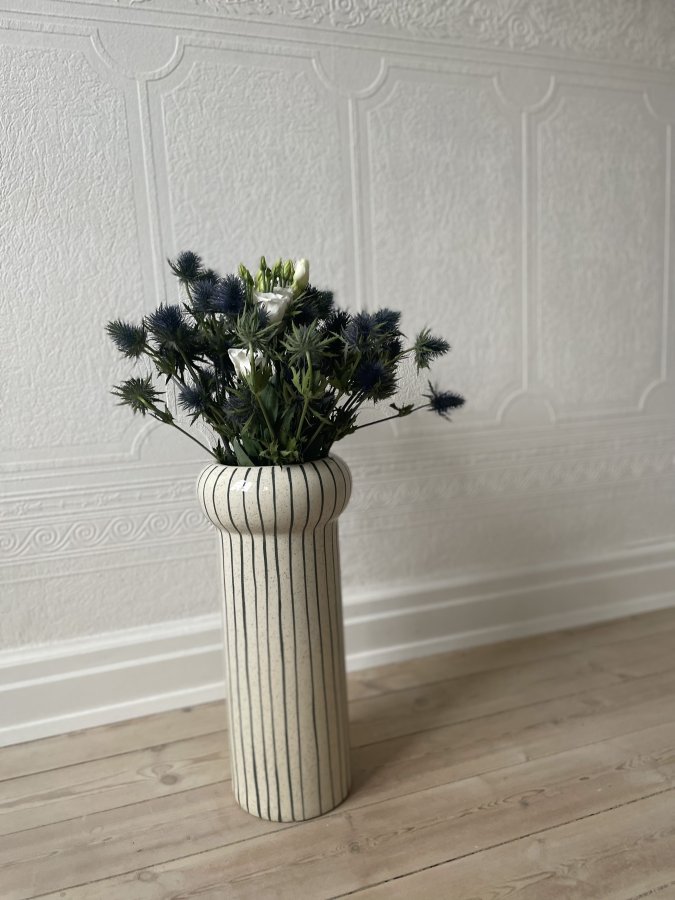 OYOY LIVING Aki Vase - Mrkegrnt steinty