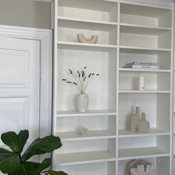 Vase med ansigt, rund - sand keramik (H:19,5)