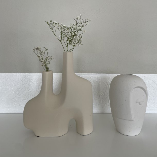 Vase med ansigt, rund - sand keramik (H:19,5)