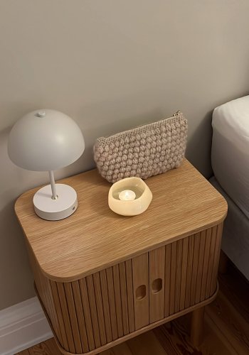 ACT NORDIC Langley Nachttisch, mit Lattenrost und 2 Schiebetüren – Eichenfurnier natur und Eiche (45x30x60)