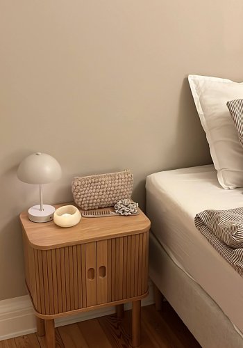 ACT NORDIC Langley Nachttisch, mit Lattenrost und 2 Schiebetüren – Eichenfurnier natur und Eiche (45x30x60)