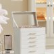 SONGMICS smykkeskrin med glasslokk, 6-lags smykkeoppbevaring, med 5 skuffer, moderne stil, 16,3 x 25,1 x 29 cm, skyhvit og gullfarge UJBC171W01