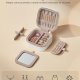 SONGMICS HOME ANAH Collection JBC179W01 Reise-smykkeetui, liten organizer med speil, 10,5 x 10,5 x 6,3 cm, sydd PU-overflate, b�rbar, glidel�ser, gaveide,