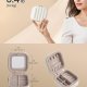 SONGMICS HOME ANAH Collection JBC179W01 Reise-smykkeetui, liten organizer med speil, 10,5 x 10,5 x 6,3 cm, sydd PU-overflate, b�rbar, glidel�ser, gaveide,