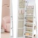 SONGMICS 6 LED'er afl�seligt spejlskab med smykke, 360&deg; drejelig smykkeorganisator, st�ende smykkeskab, rammel�st spejl i fuld l�ngde, 3 opbevaringshylder, hvid overflade, gr� foring JJC007W02V1