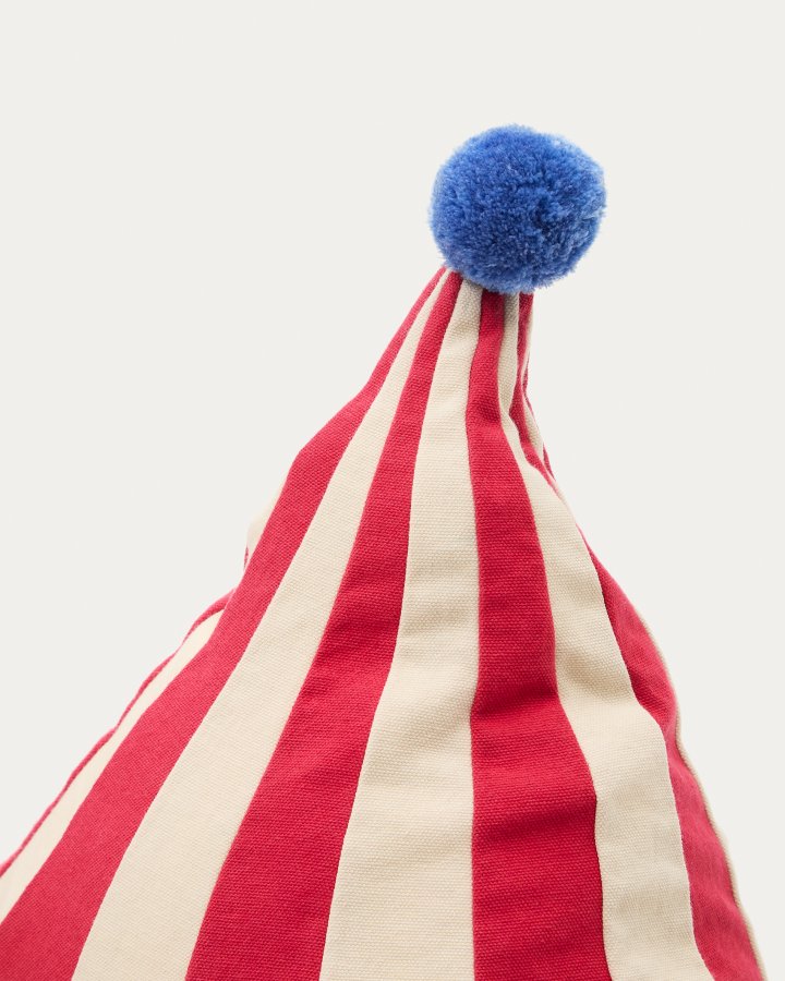 KAVE HOME Olvi r&ouml;d och beige, bomullspuff med bl� tofs, �60 cm