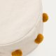 KAVE HOME Manua beige, bomullspuff med sennepsfargede dusker, 40 cm