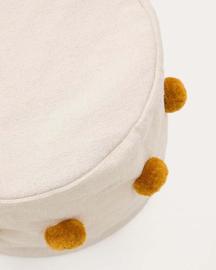 KAVE HOME Manua beige, bomullspuff med sennepsfargede dusker, 40 cm