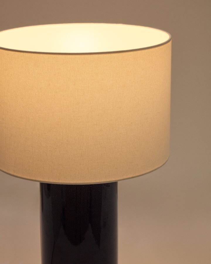 KAVE HOME Toneric keramisk bordlampe med bl overflate og bomull