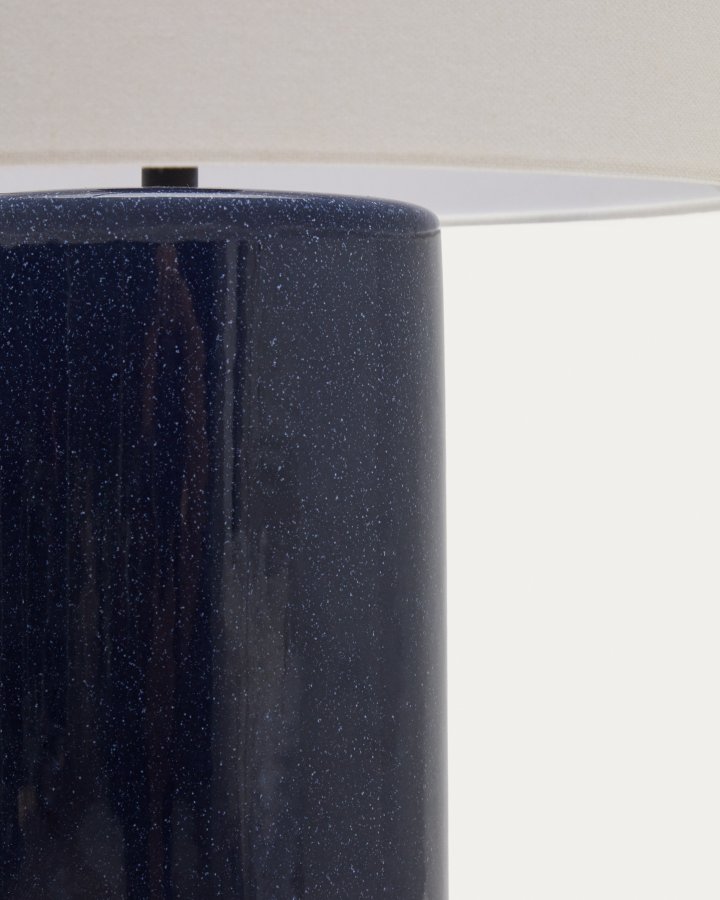 KAVE HOME Toneric keramisk bordlampe med bl overflate og bomull