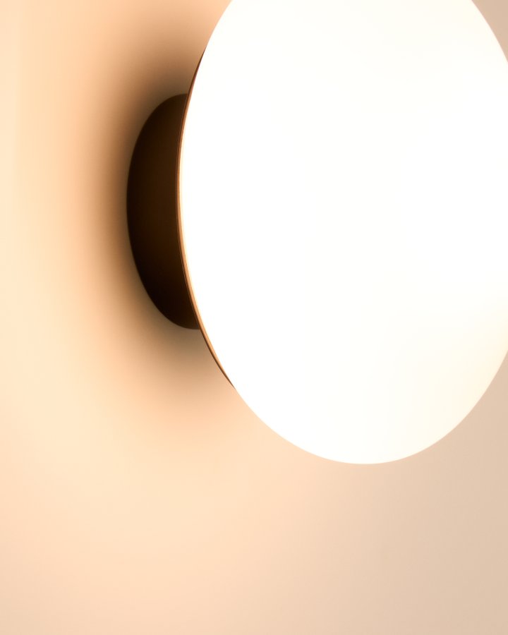 KAVE HOME Bamila v�glampe - r�get glas og sort metal (�15)