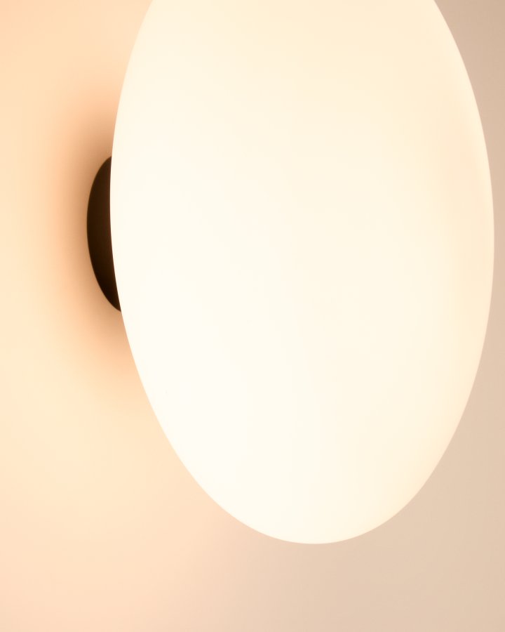 KAVE HOME Bamila vegglampe i rkt glass og svart metall 25 cm