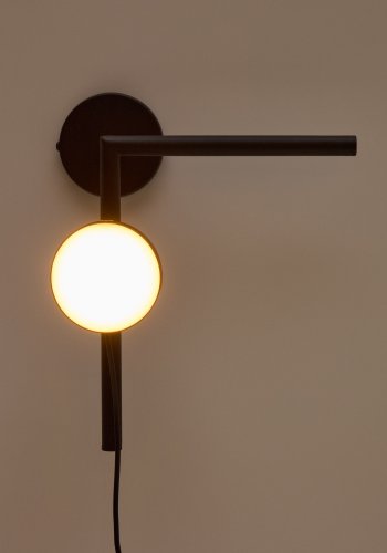 KAVE HOME Orey vegglampe i svart metall med spotlight i flere posisjoner