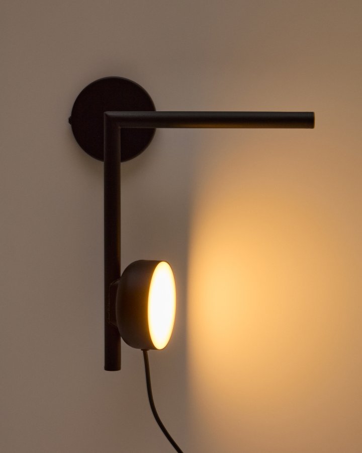 KAVE HOME Orey vegglampe i svart metall med spotlight i flere posisjoner