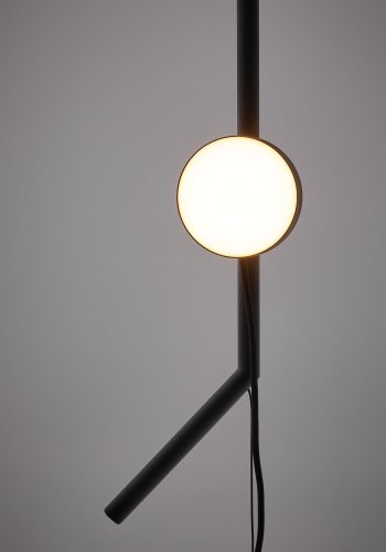 KAVE HOME Orey lampestativ i svart metall med spotlight i flere posisjoner