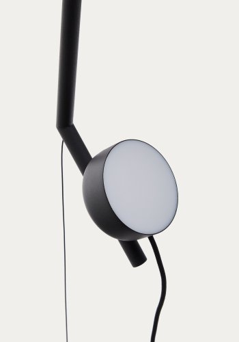 KAVE HOME Orey lampestativ i svart metall med spotlight i flere posisjoner