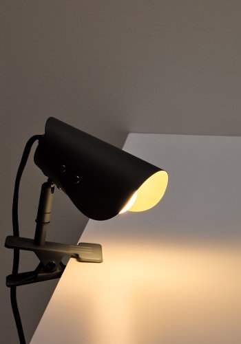 KAVE HOME Jula liten lampe med klemme i svart metall