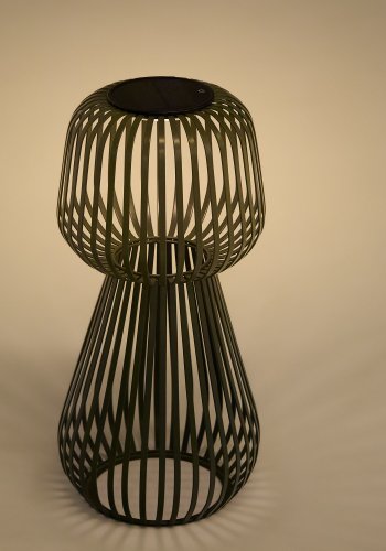 KAVE HOME Reiba solcelledrevet bordlampe i grnt metall