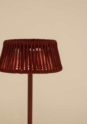 KAVE HOME Aldet utendrs solcelledrevet bordlampe i terrakottaledning