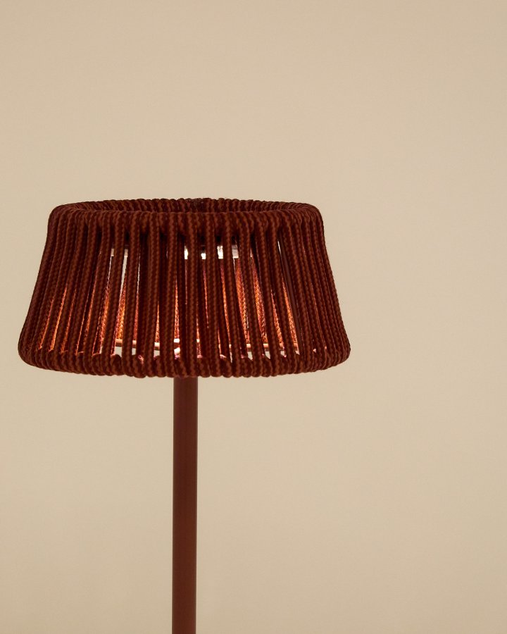 KAVE HOME Aldet utendrs solcelledrevet bordlampe i terrakottaledning