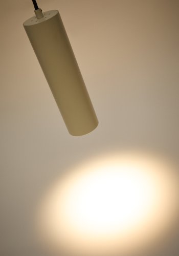 KAVE HOME Andia taklampe i aluminium med beige lakkert overflate