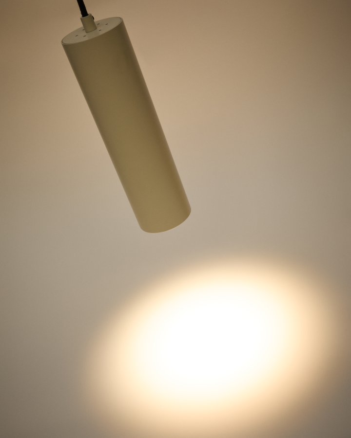 KAVE HOME Andia taklampe i aluminium med beige lakkert overflate