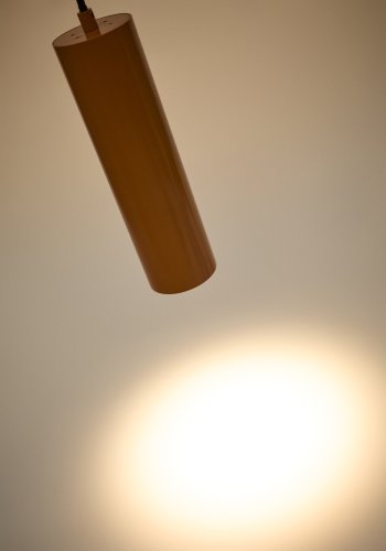 KAVE HOME Andia taklampe i aluminium med terrakottalakoverflate