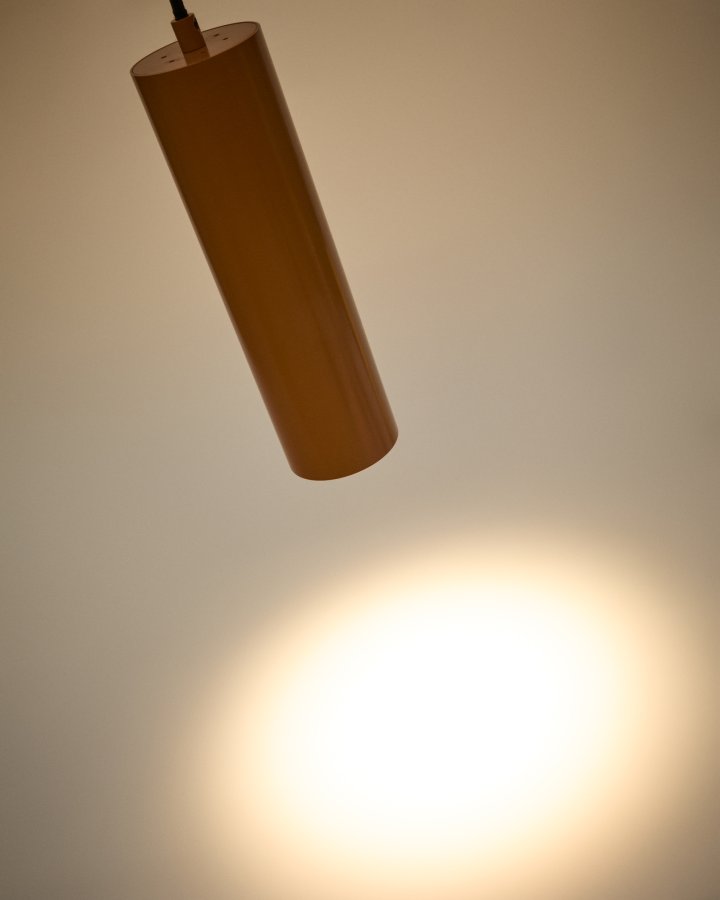 KAVE HOME Andia taklampe i aluminium med terrakottalakoverflate