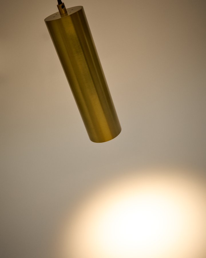 KAVE HOME Andia taklampe i aluminium med gullmalt overflate