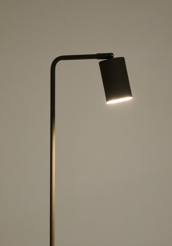 KAVE HOME Manie gulvlampe i metall med svart stpejernseffekt