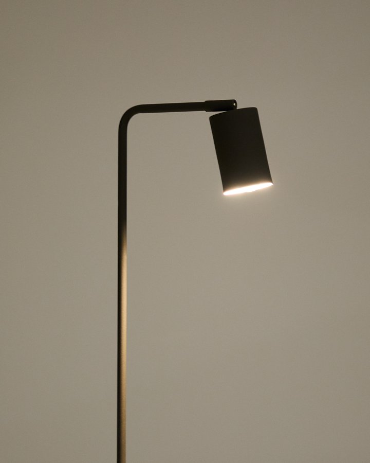 KAVE HOME Manie gulvlampe i metall med svart stpejernseffekt