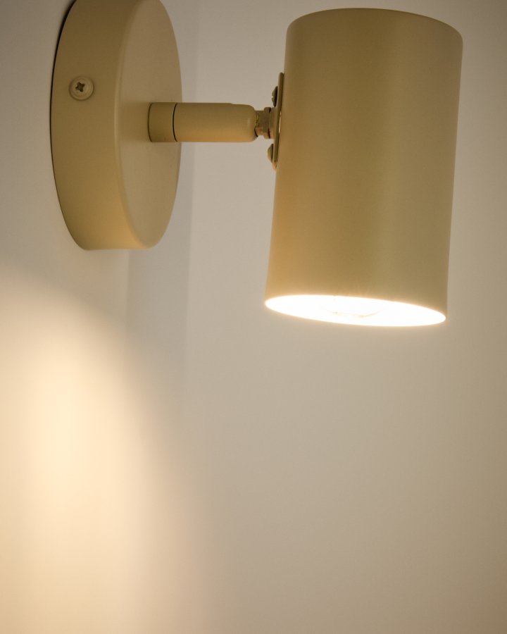 KAVE HOME Manie veggmontert metalllampe med beige teksturert overflate