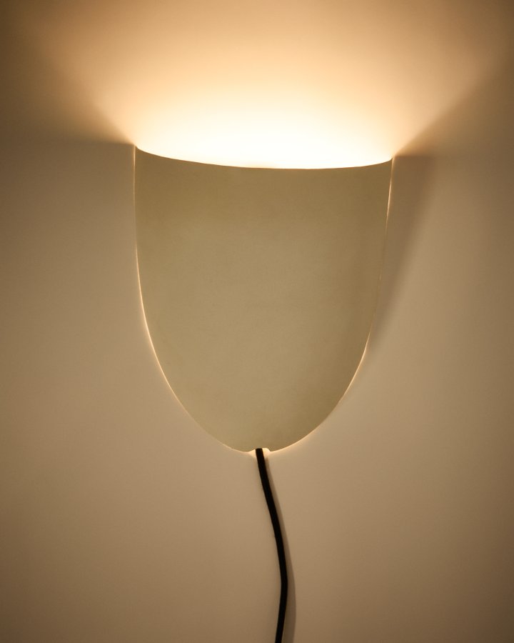 KAVE HOME Nibla veggmontert lampe i hvitt metall med leireeffekt