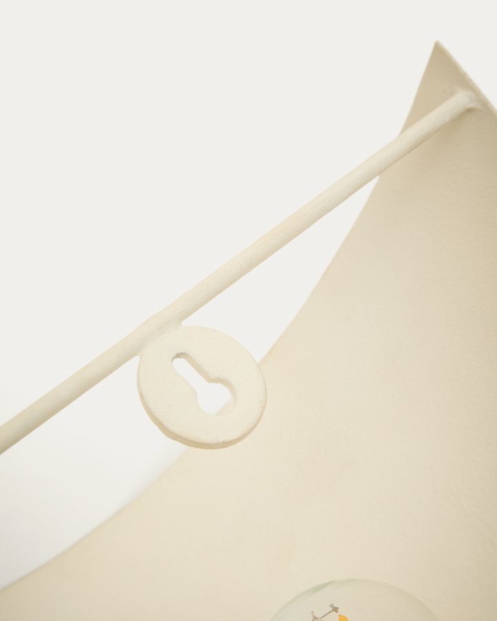 KAVE HOME Nibla veggmontert lampe i hvitt metall med leireeffekt