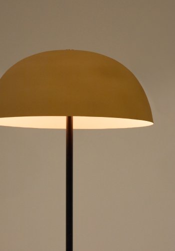 KAVE HOME Nibla golvlampa i svart metall med terrakottaeffektsk&auml;rm och UK-adapter