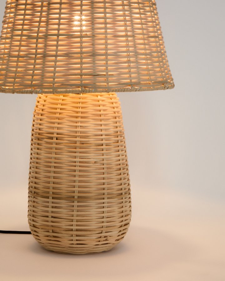 KAVE HOME Neuda bordlampe - rattan med lys finish