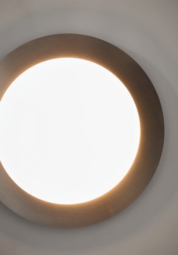 KAVE HOME Novae badev�relsesloftlampe, rund - frostet glas og lysegr�t b�rstet metal (�40)