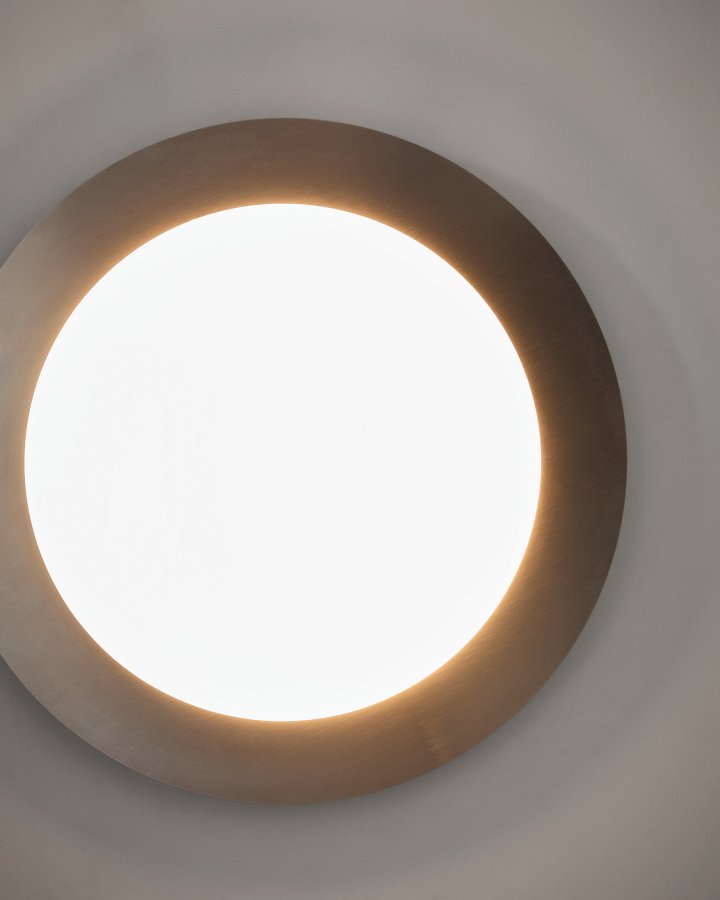 KAVE HOME Novae badev�relsesloftlampe, rund - frostet glas og lysegr�t b�rstet metal (�40)