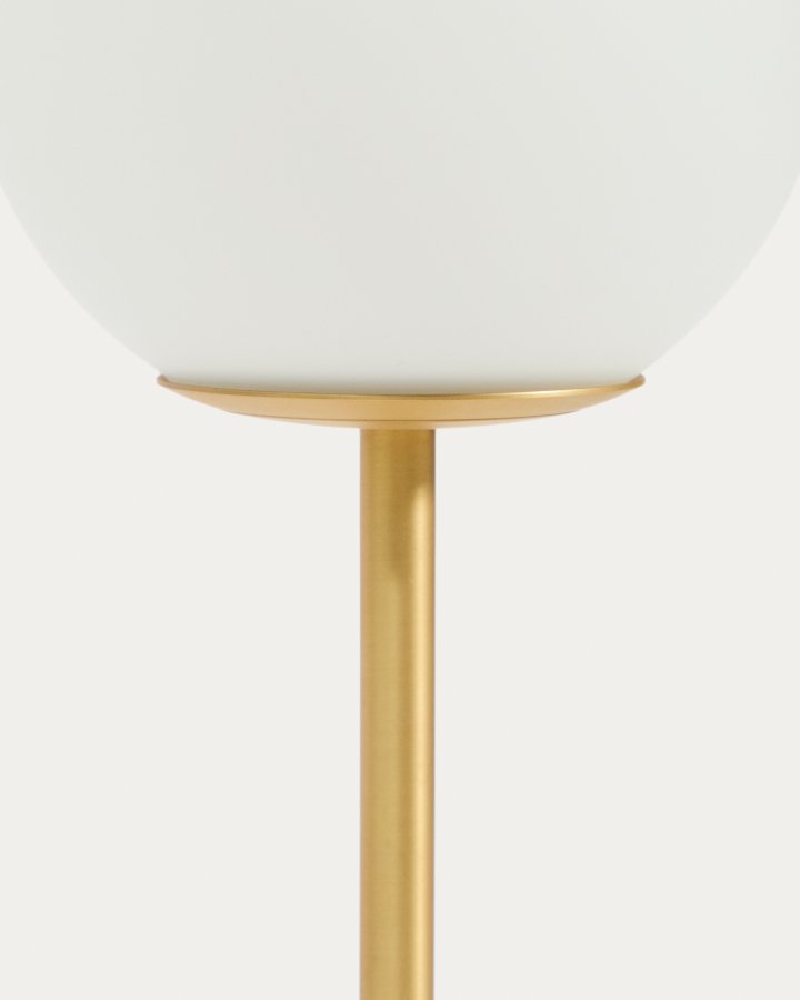 KAVE HOME Brisia bordlampe - 1 matteret glaskugle og b�rstet messingfinish metal (�15)