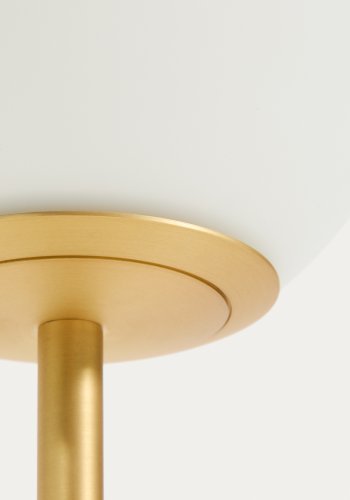 KAVE HOME Brisia bordlampe - 1 matteret glaskugle og b�rstet messingfinish metal (�15)